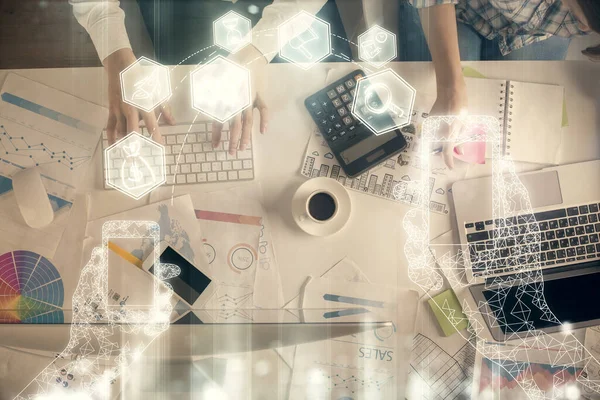 Dupla exposição de homem e mulher trabalhando juntos e desenho tema de tecnologia. Antecedentes. Vista superior. Conceito de alta tecnologia . — Fotografia de Stock