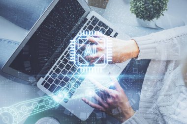 Bilgisayar ve veri temalı hologram çizimlerinde çalışan kadın elleri çift pozlama. Üst Manzara. Teknoloji konsepti.