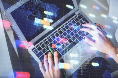 Bilgisayar ve veri temalı hologram çizimlerinde çalışan kadın elleri çift pozlama. Üst Manzara. Teknoloji konsepti.