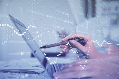 Bilgisayar ve veri temalı hologram çizimleri üzerinde çalışan kadın ellerine çok fazla maruz kalma. Teknoloji kavramı.