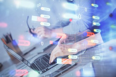 Bilgisayar ve veri temalı hologram çizimlerinde çalışan kadın elleri çift pozlama. Teknoloji kavramı.