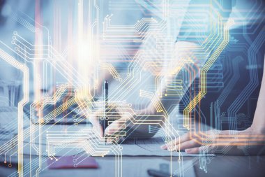 Bilgisayar ve dünya haritası çizimleri üzerinde çalışan kadın elleri çift pozlama. Uluslararası teknoloji sektörü konsepti.