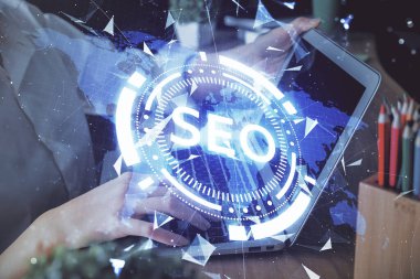 Bilgisayar ve seo hologram çizimleri üzerinde çalışan kadın elleri çift pozlama. internet arama kavramı.