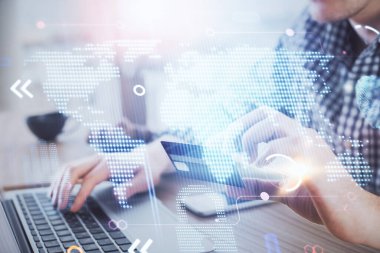 Elinde kredi kartı ve dünya haritası çizimi olan bir adamın ellerine iki kez maruz kalmış. Uluslararası İnternet E-ticaret ve teknoloji kavramı.