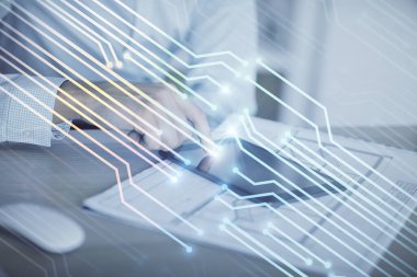 Erkeklerin el ele tutuşup dijital bir cihaz ve veri temalı hologram çizimi kullanırken çift pozlama. Teknoloji konsepti.