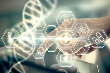 Erkeklerin el ele tutuşup, telefon ve DNA çizimlerini kullanırken çift pozlama. Tıp eğitimi kavramı.