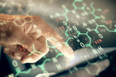 Erkeklerin el ele tutuşup telefon ve formül çizerken çift pozlama. Eğitim kavramı.