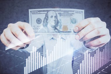 Finansal grafiğe çoklu pozlama hologram, Amerikan dolarları ve insan eli. Analiz kavramı.