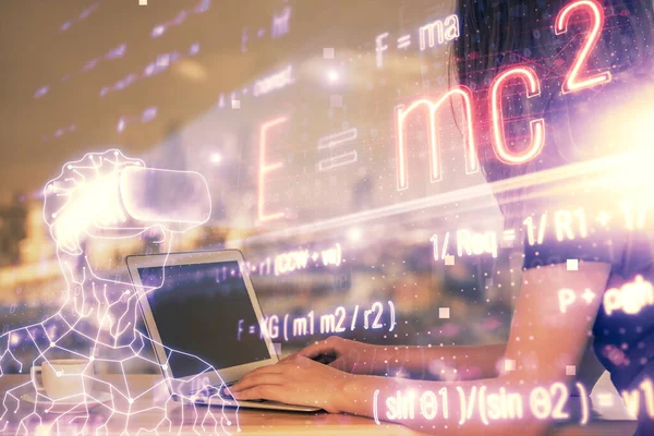 Dobbel eksponering av kvinnelige hender som skriver på en datamaskin og formler hologramtegning. Utdanningsbegrep . – stockfoto