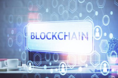 Engelleme zincirine ve kripto ekonomi temalı holograma ve bilgisayar arkaplanlı masaya çoklu maruz kalma. Bitcoin kripto para kavramı.