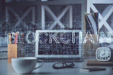 Engelleme zincirine ve kripto ekonomi temalı holograma ve bilgisayar arkaplanlı masaya çoklu maruz kalma. Bitcoin kripto para kavramı.