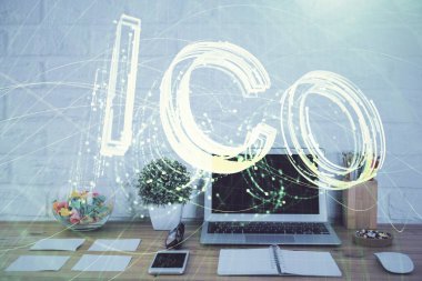 Engelleme zincirine ve kripto ekonomi temalı holograma ve bilgisayar arkaplanlı masaya çoklu maruz kalma. Bitcoin kripto para kavramı.