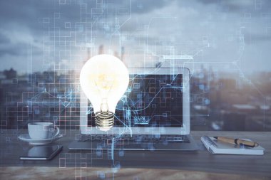 Bilgisayar ofisinde ampul simgesi hologramıyla birlikte. Çoklu maruz kalma. Fikir kavramı.