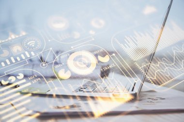 Bilgisayar, teknoloji temalı hologramla birlikte ofiste. Çoklu maruz kalma. Teknoloji kavramı.