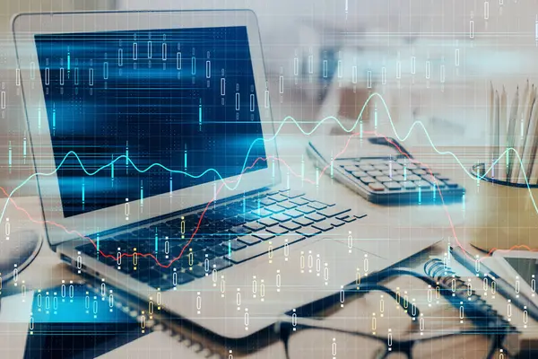 Zeichnung von Finanzdiagrammen und Tabelle mit Computer im Hintergrund. Doppelbelichtung. Konzept der internationalen Märkte. — Stockfoto