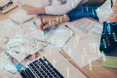 Bir kadın eller Not defteri hisse senedi piyasası hakkında bilgi yazma. Ön Forex grafik hologramlar. Araştırma kavramı. Çift Pozlama