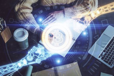 Kripto para birimi hologramı, notlar alan ellerin üzerinde arka plan. Blockchain kavramı. Çoklu pozlama