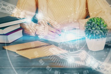 Önünde veri çözeltisi hologramı olan arka planda el yazısına çifte maruz kalma. Teknoloji konsepti. Kapat.