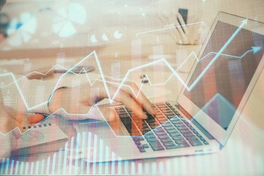 Arka planda dizüstü bilgisayar üzerinde çalışan adam ile borsa grafiği çift pozlama. Finansal analiz kavramı.