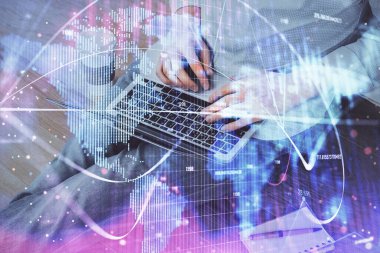 Arka planda dizüstü bilgisayar üzerinde çalışan işadamı çift pozlama. Önde uluslararası iş hologramı. Başarı kavramı.