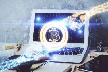 Kripto para tema hologramı arka planda bilgisayar üzerinde çalışan işadamı ile. Blockchain kavramı. Çift pozlama.