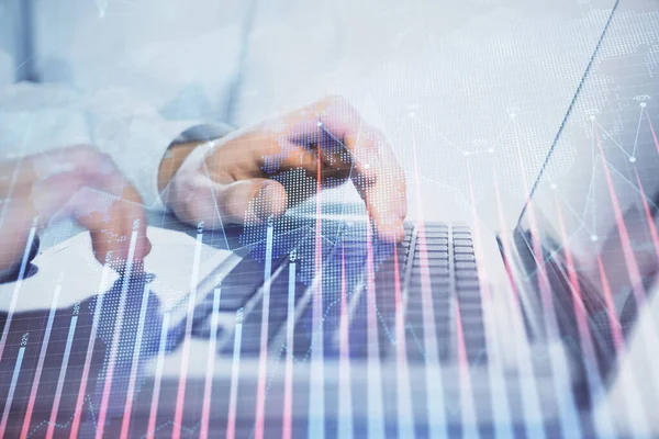 Doppia esposizione del grafico di mercato con l'uomo che lavora al computer sullo sfondo. Concetto di analisi finanziaria. — Foto Stock