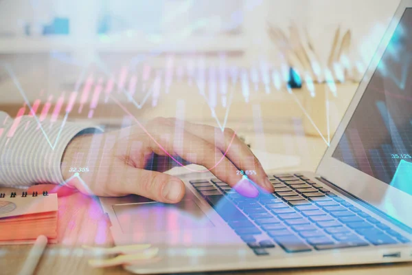 Dupla exposição do gráfico do mercado de ações com o homem trabalhando no laptop em segundo plano. Conceito de análise financeira . — Fotografia de Stock