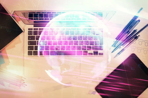 Tecnología holograma dibujo sobre el ordenador en el fondo del escritorio. Vista superior. Doble exposición. Concepto técnico . —  Fotos de Stock