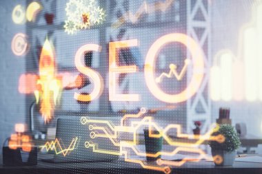 SEO çizimine ve ofis içi arka planına iki kez maruz kalmış. Arama optimizasyon motoru kavramı.