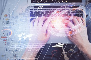 Erkeklerin ellerinin bilgisayar klavyesini ve veri temalı hologram çizimini yazarken çoklu pozlama. Üst Manzara. Teknoloji konsepti.