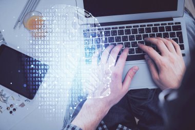 Bilgisayar klavyesini ve beyin hologramı çizimlerini yazarken çift pozlama. Üst Manzara. Ai ve veri teknolojisi kavramı.