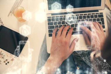 Erkeklerin ellerinin bilgisayar klavyesini ve teknik temalı hologram çizimlerini yazarken çift pozlama. Üst Manzara. Teknoloji konsepti.