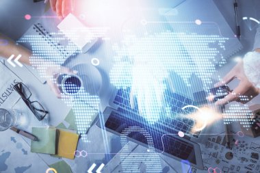 Birlikte çalışan kadın ve erkeğin çifte pozu ve dünya haritası çizimi. Uluslararası ağ konsepti. Bilgisayar arkaplanı. Üst Görünüm.