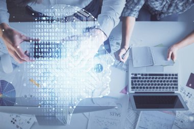 Kadın ve erkeğin birlikte çalışması ve insan beyin hologramı çizimi. Beyin fırtınası konsepti. Bilgisayar arkaplanı. Üst Görünüm.