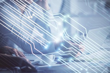 Kadın ve erkeğin birlikte çalışması ve teknoloji temasının hologramı çekmesi. Büyük veri konsepti. Bilgisayar arkaplanı.