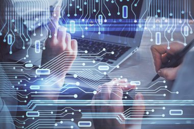 Kadın ve erkeğin birlikte çalışması ve teknoloji temasının hologramı çekmesi. Büyük veri konsepti. Bilgisayar arkaplanı.