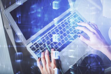 Bilgisayar ve veri temalı hologram çizimlerinde çalışan kadın elleri çift pozlama. Üst Manzara. Teknoloji konsepti.