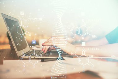 Bilgisayarda yazı yazan ve DNA hologramı çizen bir kadının ellerine iki kez maruz kalmış. Tıp eğitimi kavramı.