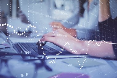 Bilgisayar ve veri temalı hologram çizimleri üzerinde çalışan kadın ellerine çok fazla maruz kalma. Teknoloji kavramı.