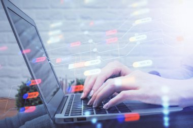 Bilgisayar ve veri temalı hologram çizimlerinde çalışan kadın elleri çift pozlama. Teknoloji kavramı.