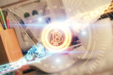 Bilgisayarda ve kripto piyasa temalı hologram çizimlerinde kadın elinin çifte pozu. Engelleme zinciri kavramı.