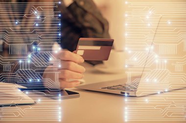 İnternetten alışveriş yapan bir kadının elinde kredi kartı ve teknoloji temalı bir çizim tutarken birden fazla pozu. Teknoloji konsepti.