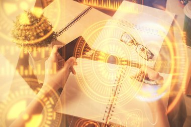 İnternetten alışveriş yapan bir kadının elinde kredi kartı ve teknoloji temalı bir çizim tutarken birden fazla pozu. Teknoloji konsepti.