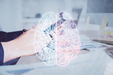 Erkeklerin el ele tutuşup dijital bir cihaz ve beyin hologramı çizimleri kullanırken çift pozlama. Veri kavramı.