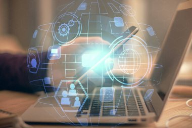 Bir erkeğin elini tutarken ve telefon ve sosyal ağ teması kullanırken çift pozlama.