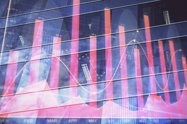 Yüksek binaların arka planında çoklu pozlama olan eski şehir haritası. Finansal araştırma kavramı.