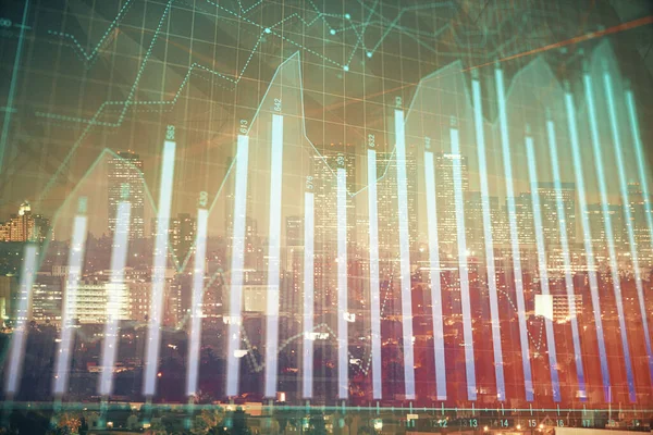 Gráfico financeiro sobre paisagem da cidade noite com edifícios altos fundo multi exposição. Conceito de análise . — Fotografia de Stock