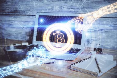 Engelleme zincirine ve kripto ekonomi temalı holograma ve bilgisayar arkaplanlı masaya çoklu maruz kalma. Bitcoin kripto para kavramı.
