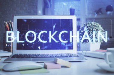 Engelleme zincirine ve kripto ekonomi temalı holograma ve bilgisayar arkaplanlı masaya çoklu maruz kalma. Bitcoin kripto para kavramı.