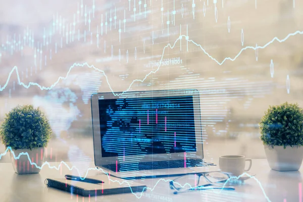 Aktiemarknadsgraf på bakgrund med skrivbord och persondator. Dubbel exponering. Begreppet finansiell analys. — Stockfoto